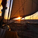Segelschiff auf dem Wasser im Sonnenuntergang