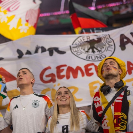 Deutsche Fans singen die Nationalhymne
