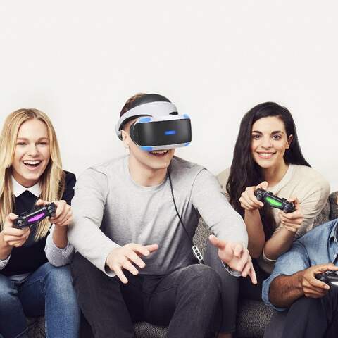 Gruppe von jungen Menschen, die mit der Playstation VR zocken.