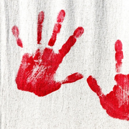 Zwei rote - blutige - Handabdrücke: Was macht die Faszination am &#034;True Crime&#034;-Genre aus?