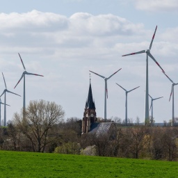 Windräder überragen die Sankt-Egidius-Kirche in Klein Germersleben