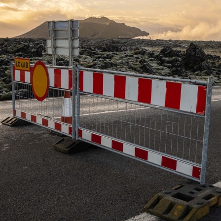 Die Zufahrtsstraße zur Blauen Lagune wurde geschlossen, um Zwischenfälle in der Gegend im Falle eines möglichen Vulkanausbruchs zu vermeiden (10.11.2023).