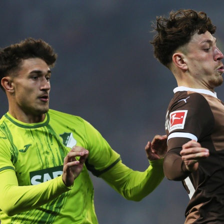 Philipp Treu  im Zweikampf mit Tom Bischof