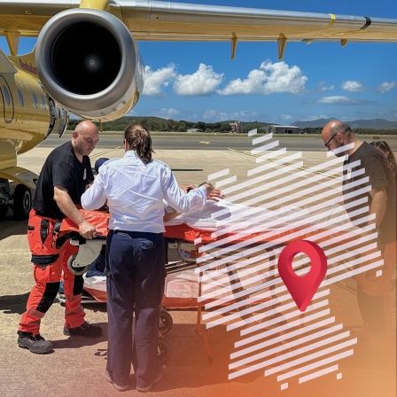 Der Ambulanz-Jet des ADAC mit dem Team, italienischen Sanitätern und einer deutschen Urlauberin am Flughafen von Alghero auf Sardinien