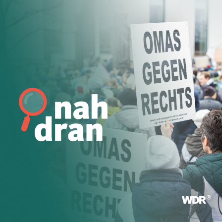 Menschen demonstrieren gegen Rechtsextremismus und halten Plakate hoch