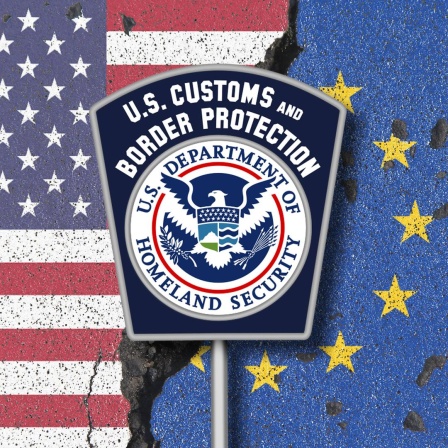 US-Flagge neben EU-Flagge, davor das Logo der U.S. Customs and Border Protection / Symbold zum drohenden Handelskrieg zwischen den USA und der EU durch die Einführung von Strafzöllen 