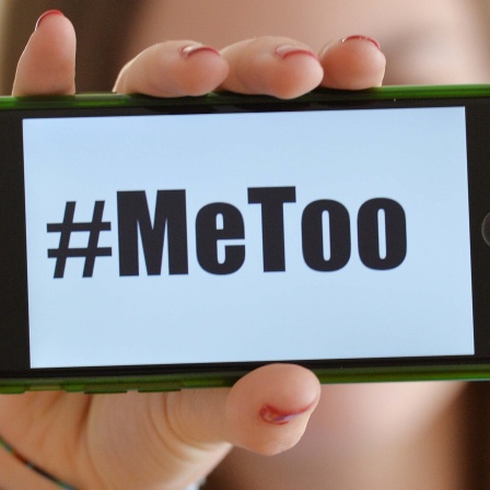 Auf dem Display eines Smartphones steht "MeToo".