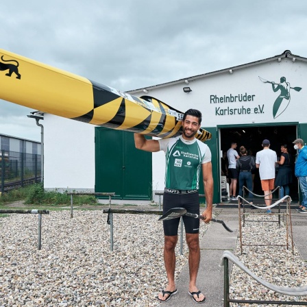 Kanute Saeid Fazloula vor dem Bootshaus seines Vereins, den Rheinbrüdern Karlsruhe, e.V.