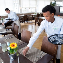 Geflüchtete aus Albanien und Eritrea bei der Arbeit in einem Restaurant auf Sylt