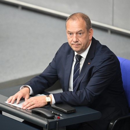 Henning Otte (CDU), neuer Wehrbeauftragter des Bundestages für die Deutsche Bundeswehr, sitzt nach seinem Amtseid im Plenarsaal.