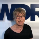 Gisa Pauly vor der WDR 4-Logo-Wand