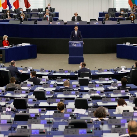 Polens Ministerpräsident Mateusz Morawiecki (Mitte) hält eine Rede im Europäischen Parlament.