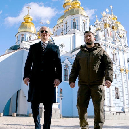 Joe Biden (l), Präsident der USA, geht neben Wolodymyr Selenskyj, Präsident der Ukraine, an der Kathedrale mit der goldenen Kuppel von St. Michael in Kiew.
