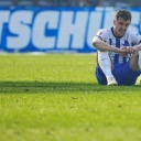 Herthas Marc-Oliver Kempf sitzt nach dem Schlusspfiff vor dem Schriftzug "Tschüss" auf dem Rasen.