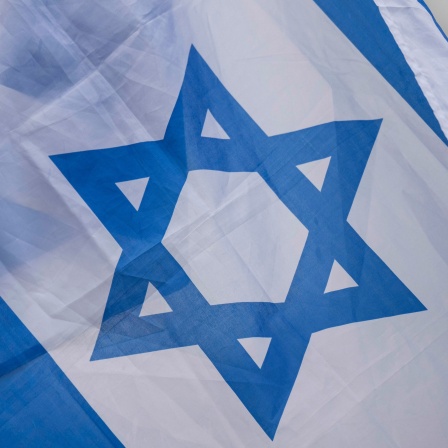 Eine Flagge von Israel weht auf einer Solidaritätskundgebung nach dem Großangriff von Hamas auf Israel.