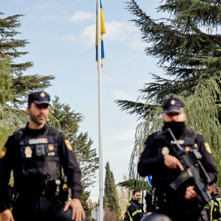 Zwei Polizisten stehen wegen einer Briefbombe vor der ukrainischen Botschaft in Madrid. Bei der Explosion ist ein Botschaftsmitarbeiter verletzt worden.