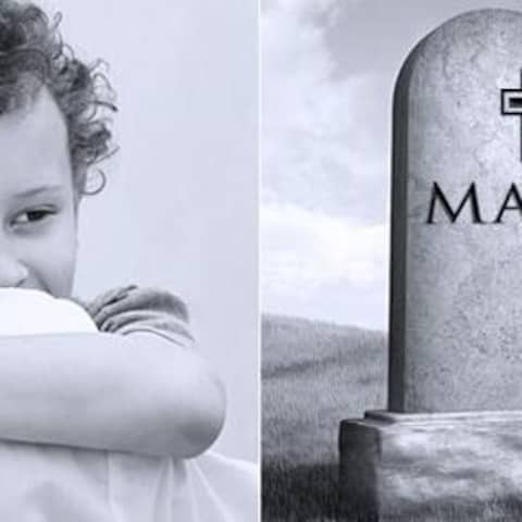 Kind umarmt Vater, daneben steht ein Grabstein, auf dem Mama steht