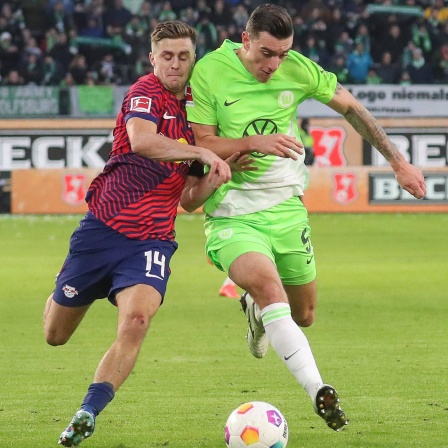 Christoph Baumgartner (RB Leipzig) im Zweikampf mit Cedric Zesiger (VfL Wolfsburg)