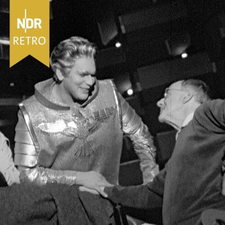 Staatsoper Hamburg Wieland Wagner mit Darstellern aus "Lohengrin", Dezember 1957.