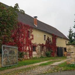 Teil des Anwesens des Verlegers Kubitschek mit dem Verlag „Antaios“ und dem „Institut für Staatspolitik“ in Schnellroda. 