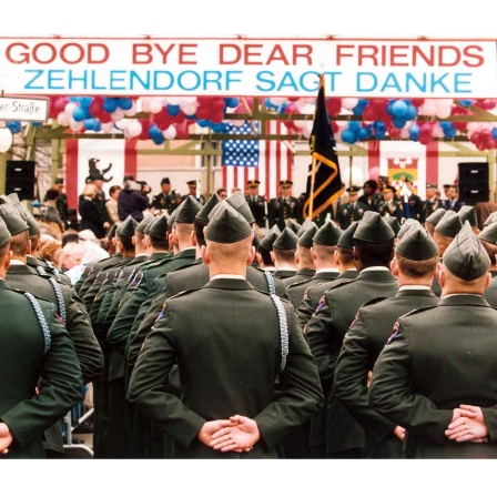 17.4.1994: Angehoerige des 6. amerikanischen Battalions 502. Infantrie werden am 17. April 1994 in Berlin geehrt (Bild: picture alliance/AP Photo/Paulus Ponziak)