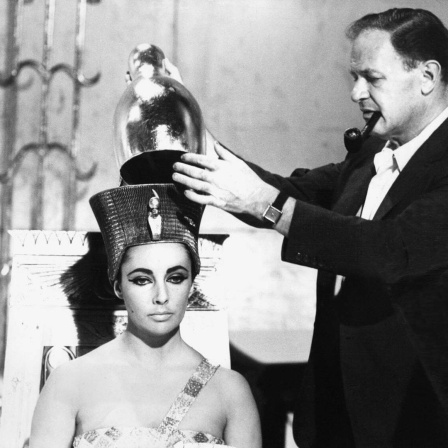 Regisseur Joseph L.  Mankiewicz und Elizabeth Taylor, 1963 am Set des  Monumentalfilms "Kleopatra".