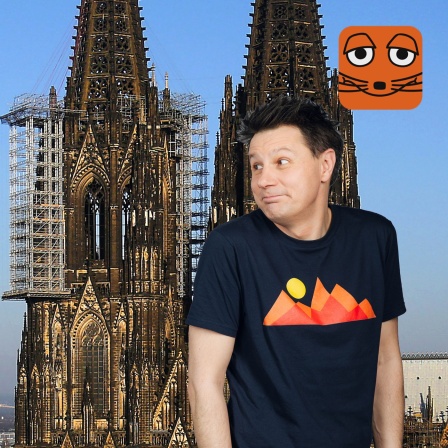 Am linken Turm des Kölner Doms hängt ein Gerüst. Davor steht Moderator André, der zur Seite guckt.