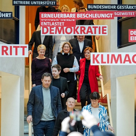 Mehrere SPD-Politikerinnen und -Politiker stehen bei einer Klausurtagung für ein Gruppenbild auf einer Treppe im Willy-Brandt-Haus in Berlin.

