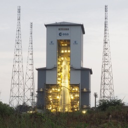 Eine neue europäische Trägerrakete vom Typ Ariane 6 steht auf ihrem Startplatz bereit, um in den Weltraum zu fliegen.