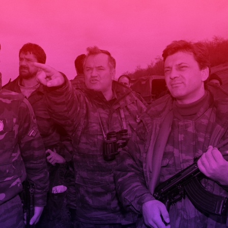 Illustration: WDR Hörspiel-Podcast "Dunkle Seelen": Ratko Mladić gibt Soldaten Befehle, das Foto ist dunkel lila-rot hinterlegt.