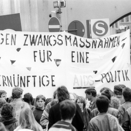 &#034;Gegen Zwangsmaßnahmen, für eine vernünftige Aids-Politik&#034;: Plakat auf der Aids-Demonstration am 4. April 1987 auf dem Marienplatz in München gegen die Diskriminierung Homosexueller