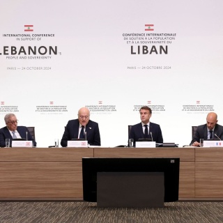 Frankreichs Präsident Emmanuel Macron (M), Libanons Premierminister Nadschib Mikati (2.v.l), Libanons Außenminister Abdallah Bou Habib (l), Frankreichs Außenminister Jean-Noel Barrot (2.v.r) und Frankreichs Verteidigungsminister Sebastien Lecornu (r) nehmen an einer internationalen Konferenz für den Libanon in Paris teil.