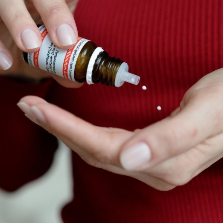 Sogenannte Globuli Kügelchen, ein homöopathisches Arzneimittel, aufgenommen am 20.01.2017 in Seesen. Foto: Frank May/picture alliance (model released) | Verwendung weltweit