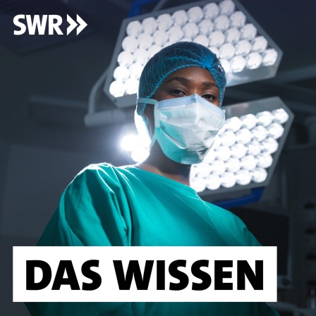 Schwarze Chirurgin mit Maske und OP-Kittel steht unter einer OP-Lampe: Krankenhäuser und Pflege-Einrichtungen sind auf medizinisches Personal aus dem Ausland angewiesen. Aber: Angeworbene Ärzte und Pflegekräfte berichten von Schikane und Diskriminierung. Von rassistischen Ausdrücken, unterstellter mangelnder Qualifikation und Exil-Absichten.