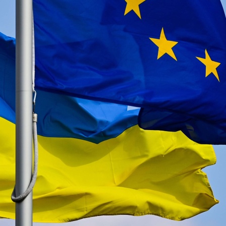 Symbolbild: Fahnen der EU und der Ukraine
