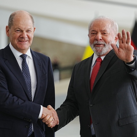 Bundeskanzler Olaf Scholz wird von Luiz Inacio Lula da Silva vor dessen Amtssitz empfangen. Brasilien ist die letzte Station der Lateinamerika-Reise des Bundeskanzlers. Ziel der Reise ist es, die Zusammenarbeit mit Lateinamerika im Wettbewerb mit Russland und China zu stärken.