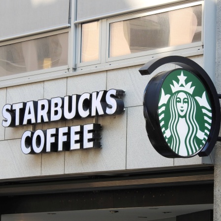 Schriftzug einer Starbucks-Filiale in Deutschland (Archivbild)