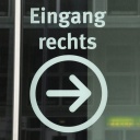 "Eingang rechts" steht in Berlin im Stadtteil Mitte © dpa/Wolfram Steinberg