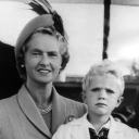 Die Witwe von Erbprinz Gustaf Adolf von Schweden, Sibylla Prinzessin von Sachsen-Coburg und Gotha, mit ihrem Sohn Prinz Carl Gustaf am 12.9.1949 bei einer Hundeschau im Kennel Club in Stockholm.