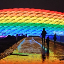Die Münchner Allianz Arena leuchtet in Regenbogenfarben