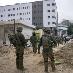 Israelische Soldaten stehen vor dem Schifa-Krankenhaus in Gaza-Stadt im Gazastreifen (Israel).
