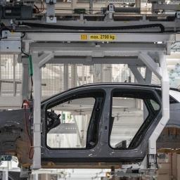 Die Karrosserie eines Autos bei der Produktion in einem VW-Werk