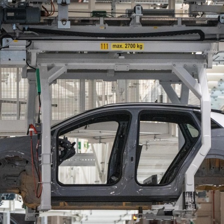 Die Karrosserie eines Autos bei der Produktion in einem VW-Werk