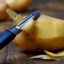 Kartoffeln schälen oder nicht? Frische Kartoffeln mit dünner Schale kann man auf jeden Fall ohne Probleme essen.