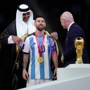 Der Emir von Katar überreicht Lionel Messi im Beisein von FIFA-Präsident Gianni Infantino einen Bischt.
