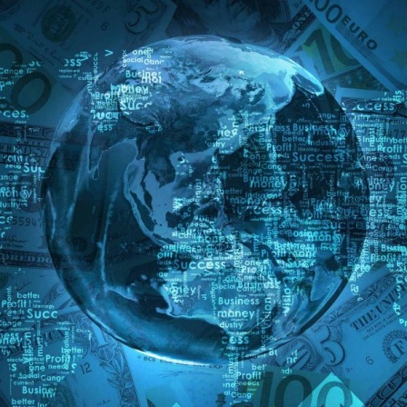 Eine Weltkugel mit Banknoten im Hintergrund