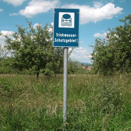Hinweisschild Trinkwasserschutzgebiet an einem Feld
