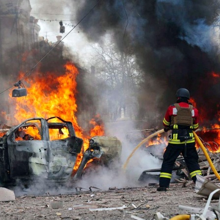 Auf diesem vom ukrainischen Katastrophenschutz zur Verfügung gestellten Foto löschen Feuerwehrleute das Feuer nach dem russischen Raketenangriff auf die Stadt Sumy im Nordosten der Ukraine, bei dem mehrere Zivilisten getötet wurden. 