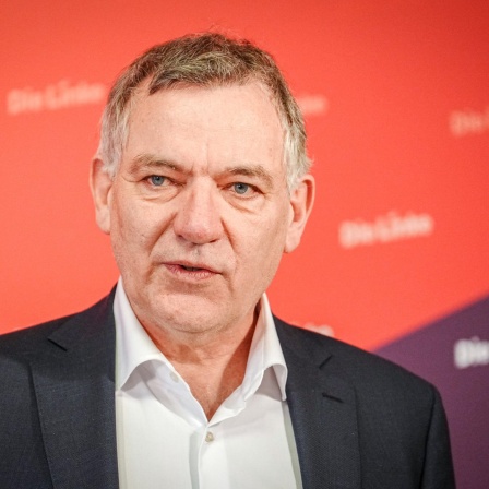 Jan van Aken, Parteivorsitzender der Partei Die Linke, gibt nach der Präsidiumssitzung seiner Partei eine Pressekonferenz