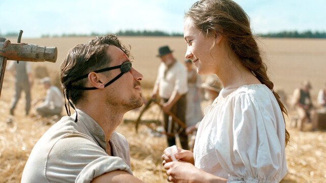 Ein Mann mit einer Augenklappe und eine Frau blicken sich verliebt an